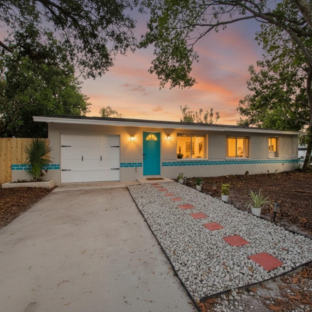 Single Family Residence in SARASOTA, FL - Daniel Dourado