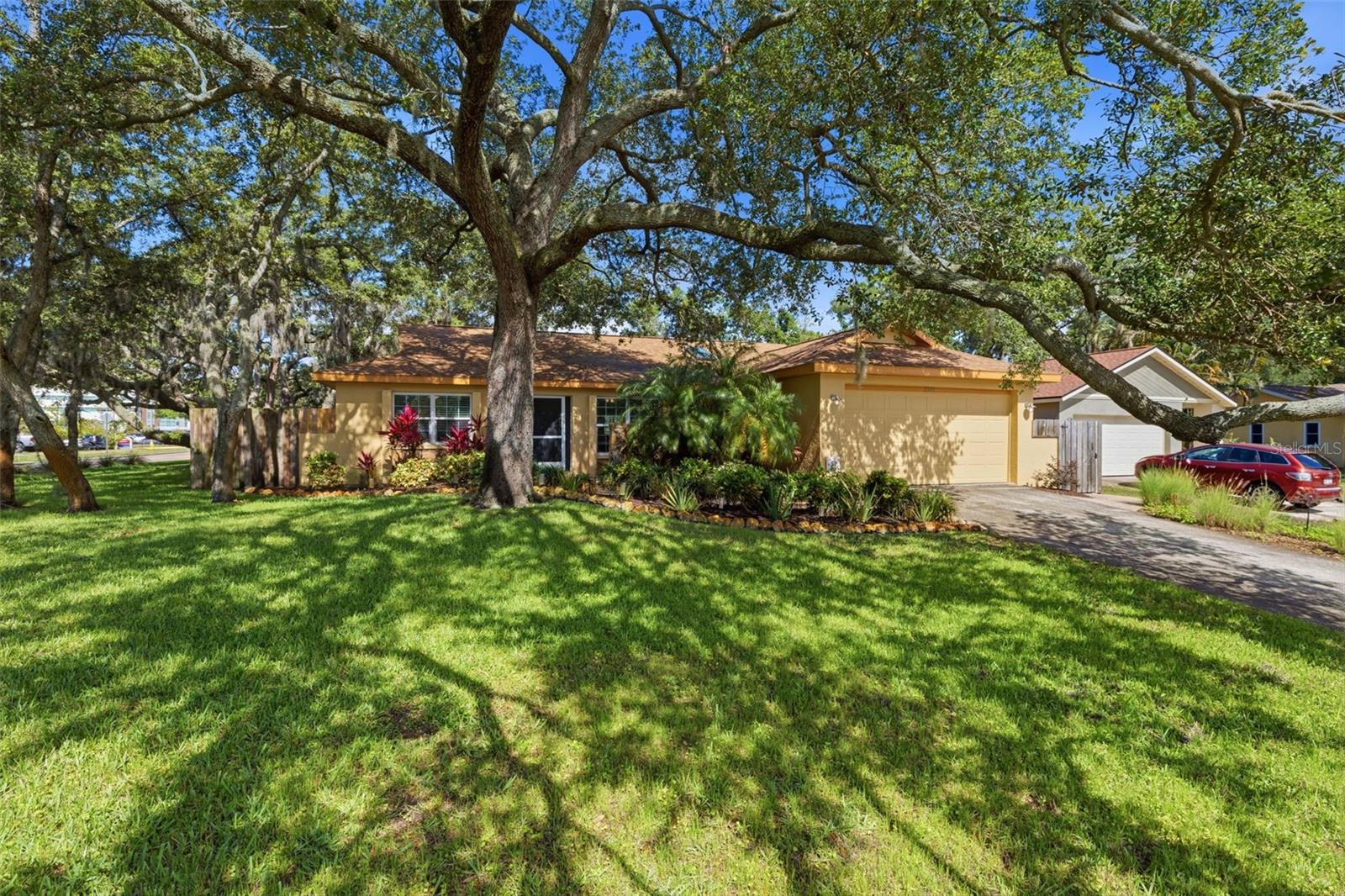 Single Family Residence in SAFETY HARBOR, FL - Daniel Dourado