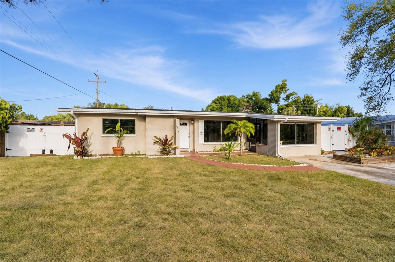 Single Family Residence in SARASOTA, FL - Daniel Dourado