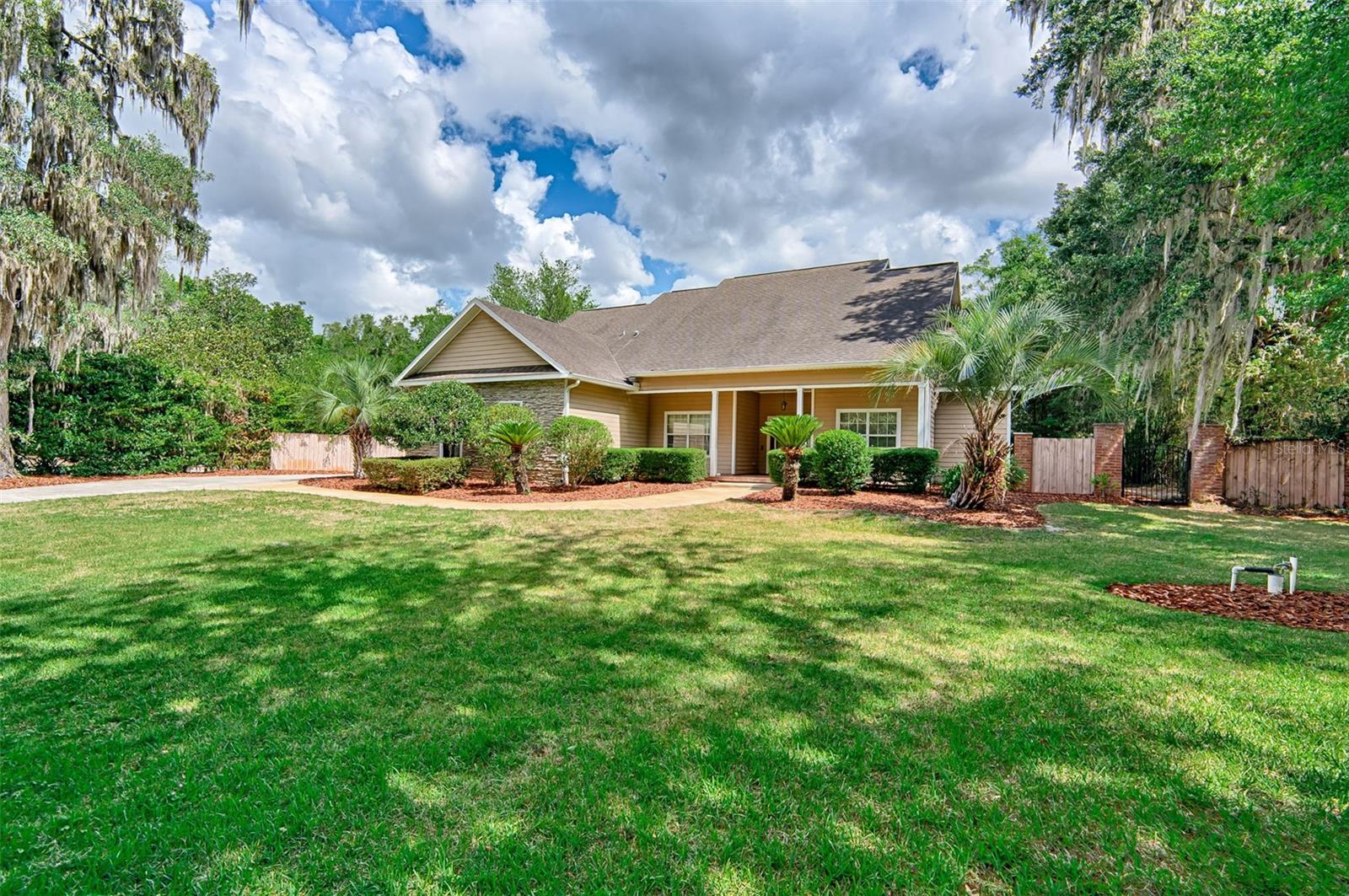 Single Family Residence em NEWBERRY, FL - Daniel Dourado