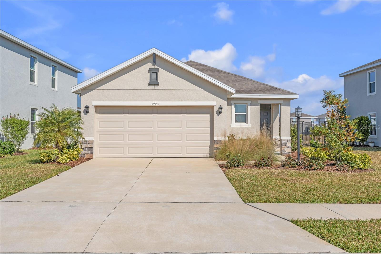 Single Family Residence in BRADENTON, FL - Daniel Dourado