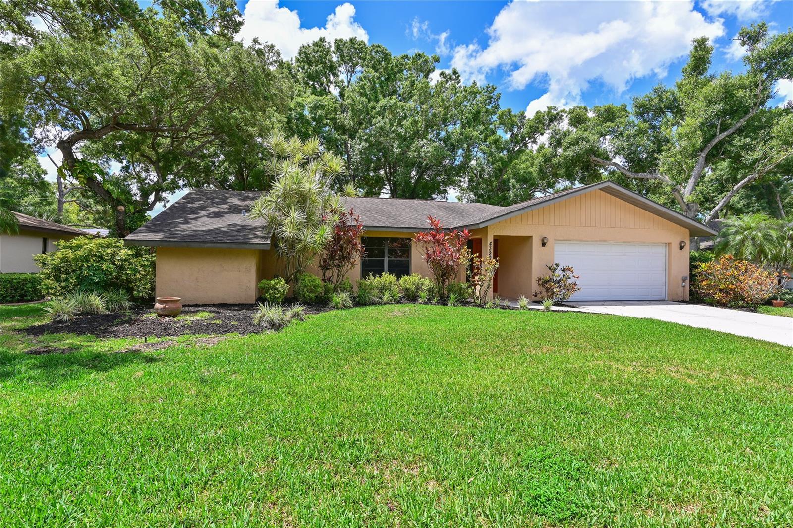 Single Family Residence in SARASOTA, FL - Daniel Dourado