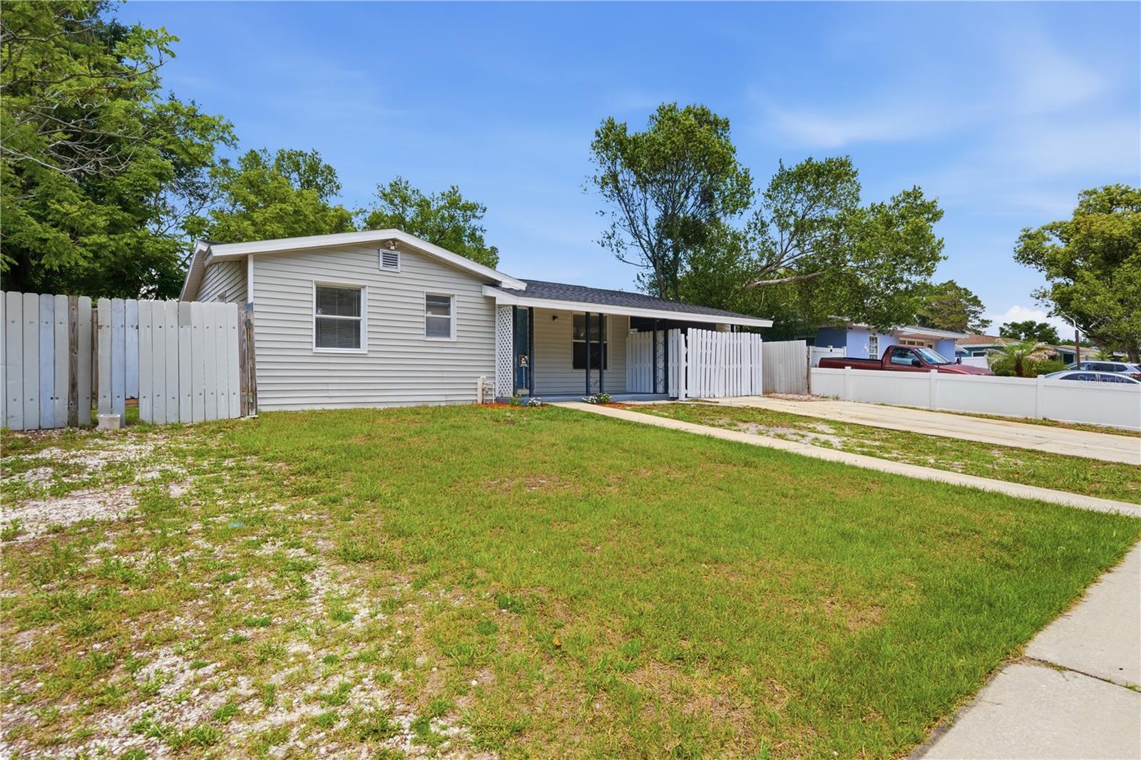 Single Family Residence in DELTONA, FL - Daniel Dourado