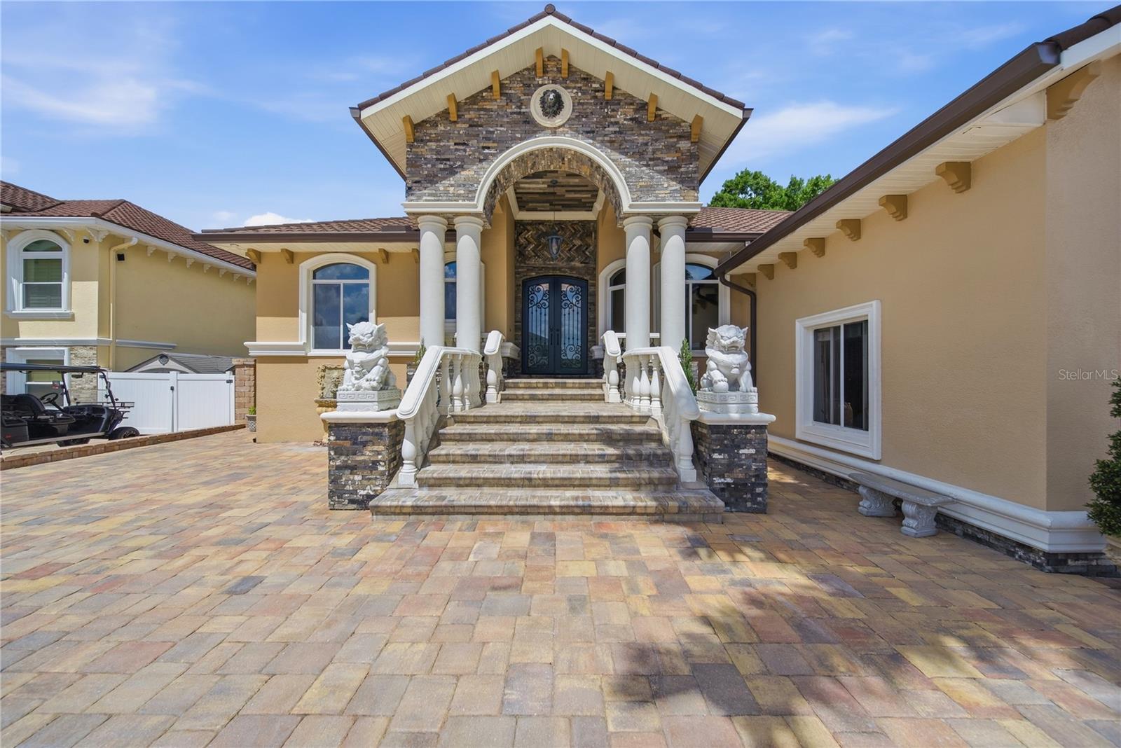 Single Family Residence in SEMINOLE, FL - Daniel Dourado