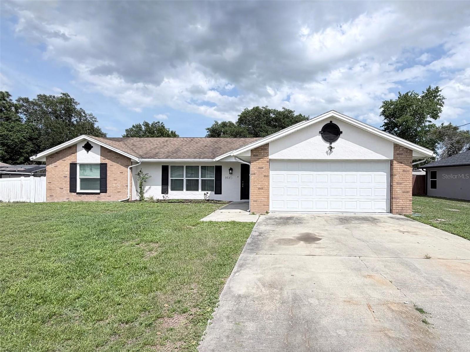 Single Family Residence in DELTONA, FL - Daniel Dourado