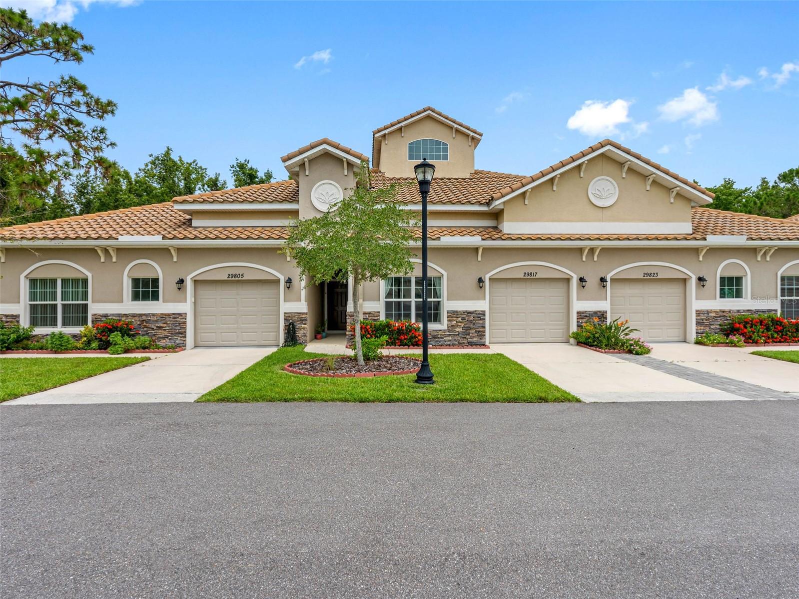 Single Family Residence in WESLEY CHAPEL, FL - Daniel Dourado