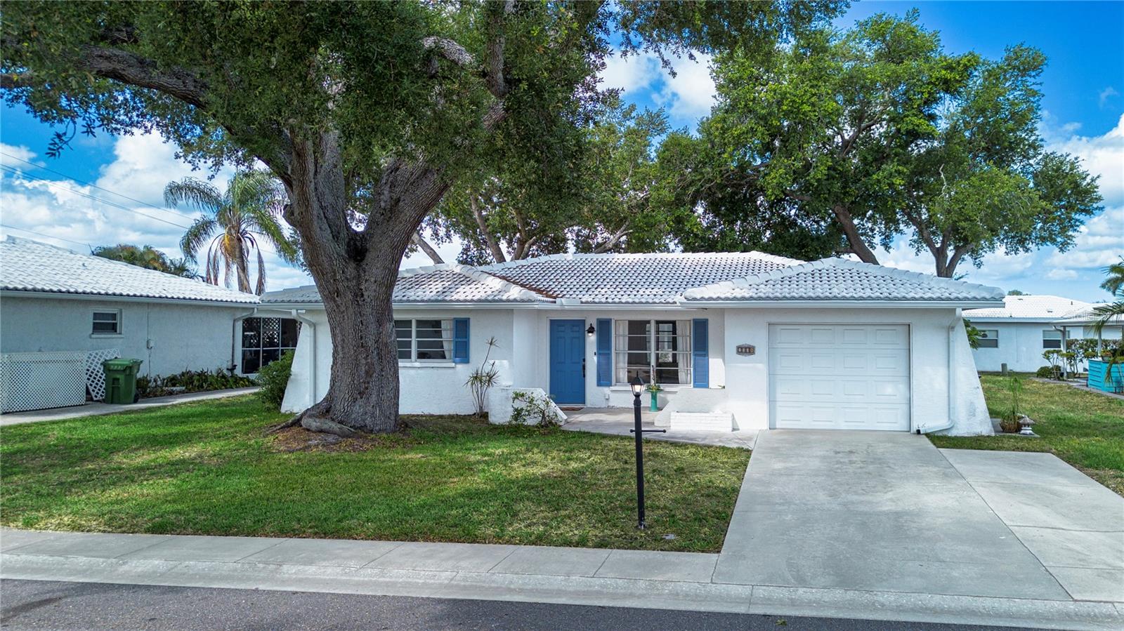 Single Family Residence in BRADENTON, FL - Daniel Dourado