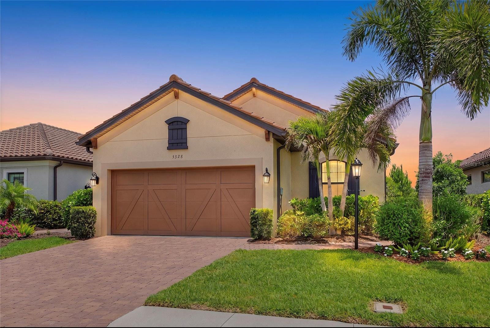 Single Family Residence in SARASOTA, FL - Daniel Dourado