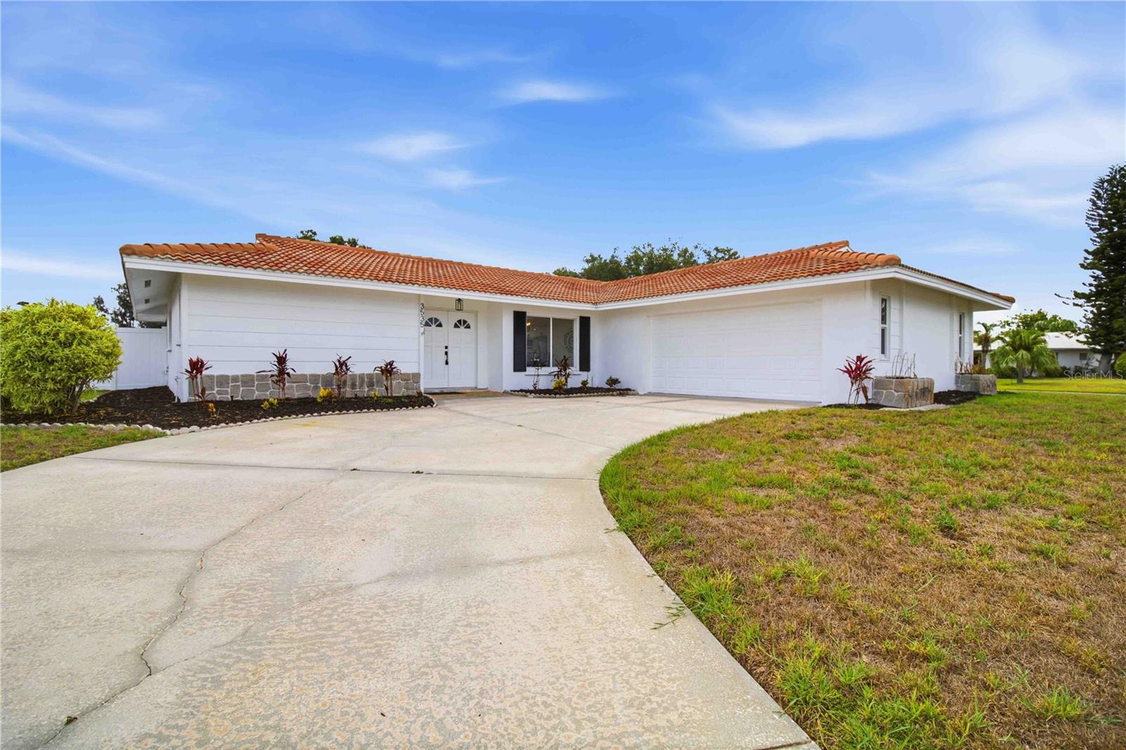 Single Family Residence in SARASOTA, FL - Daniel Dourado