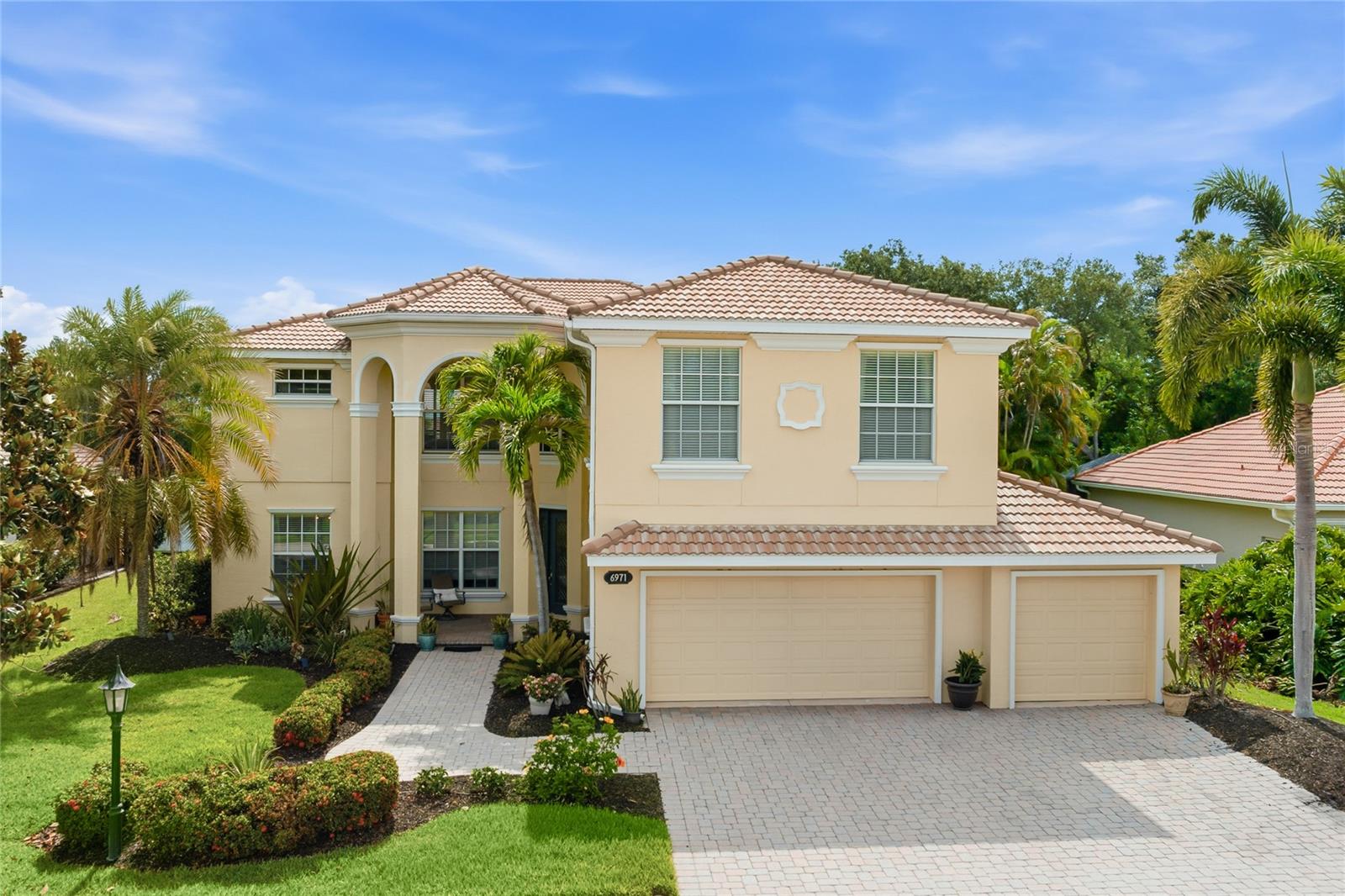 Single Family Residence in SARASOTA, FL - Daniel Dourado