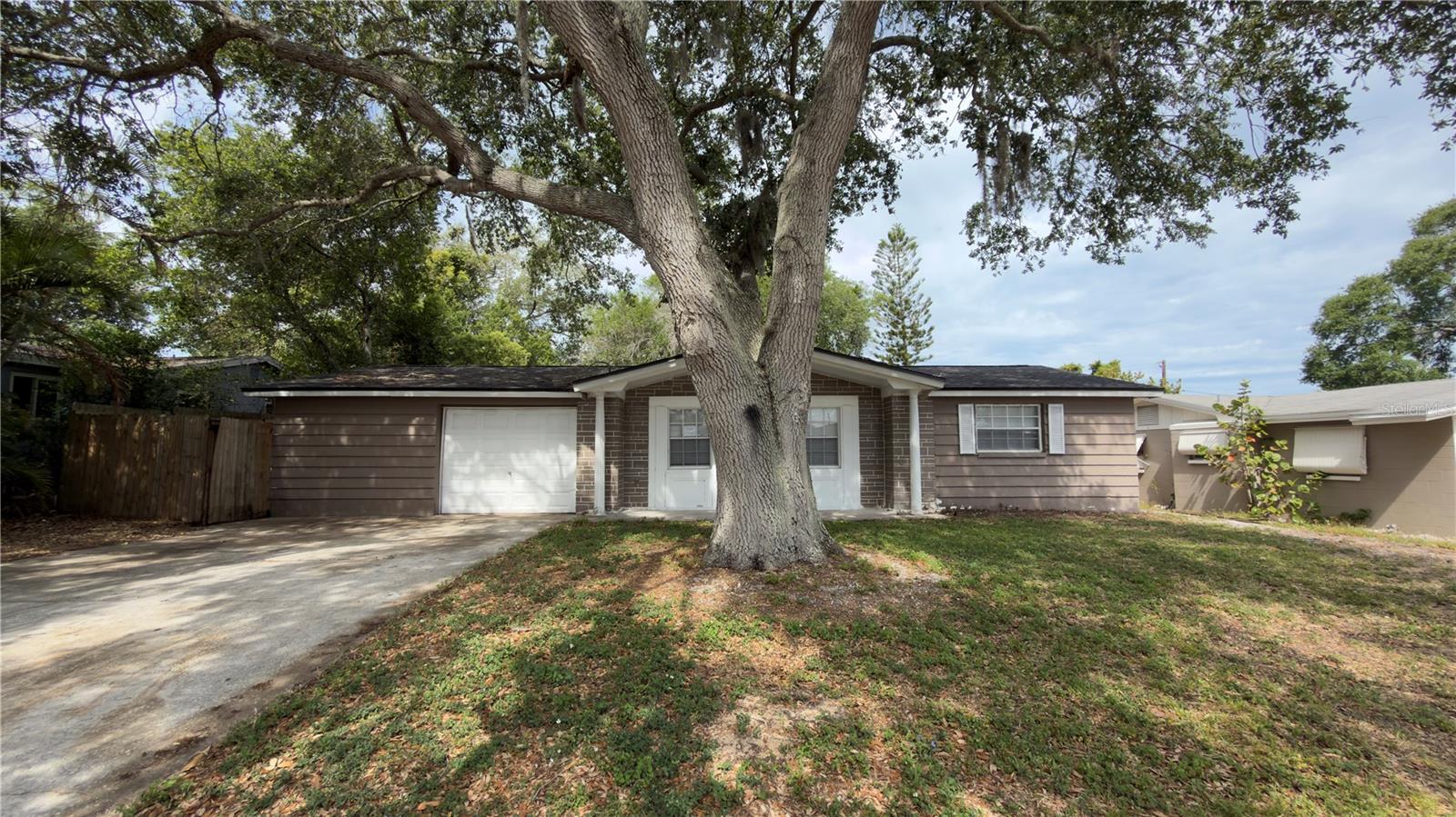 Single Family Residence in HOLIDAY, FL - Daniel Dourado