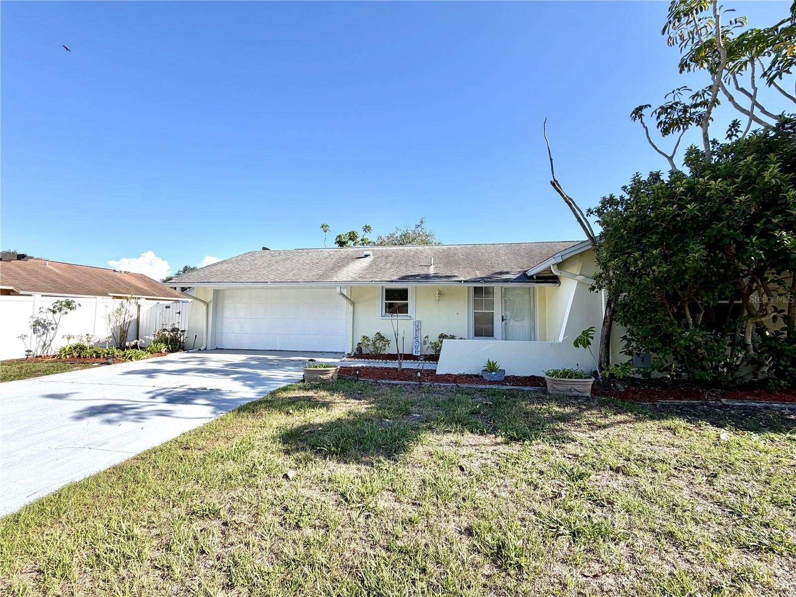 Single Family Residence in SEMINOLE, FL - Daniel Dourado