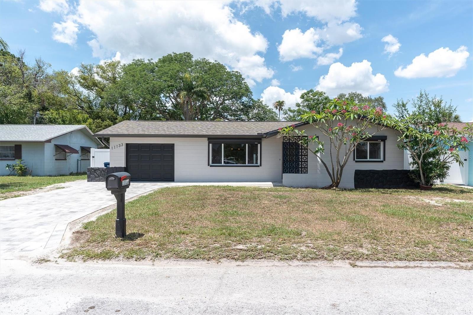Single Family Residence in SEMINOLE, FL - Daniel Dourado