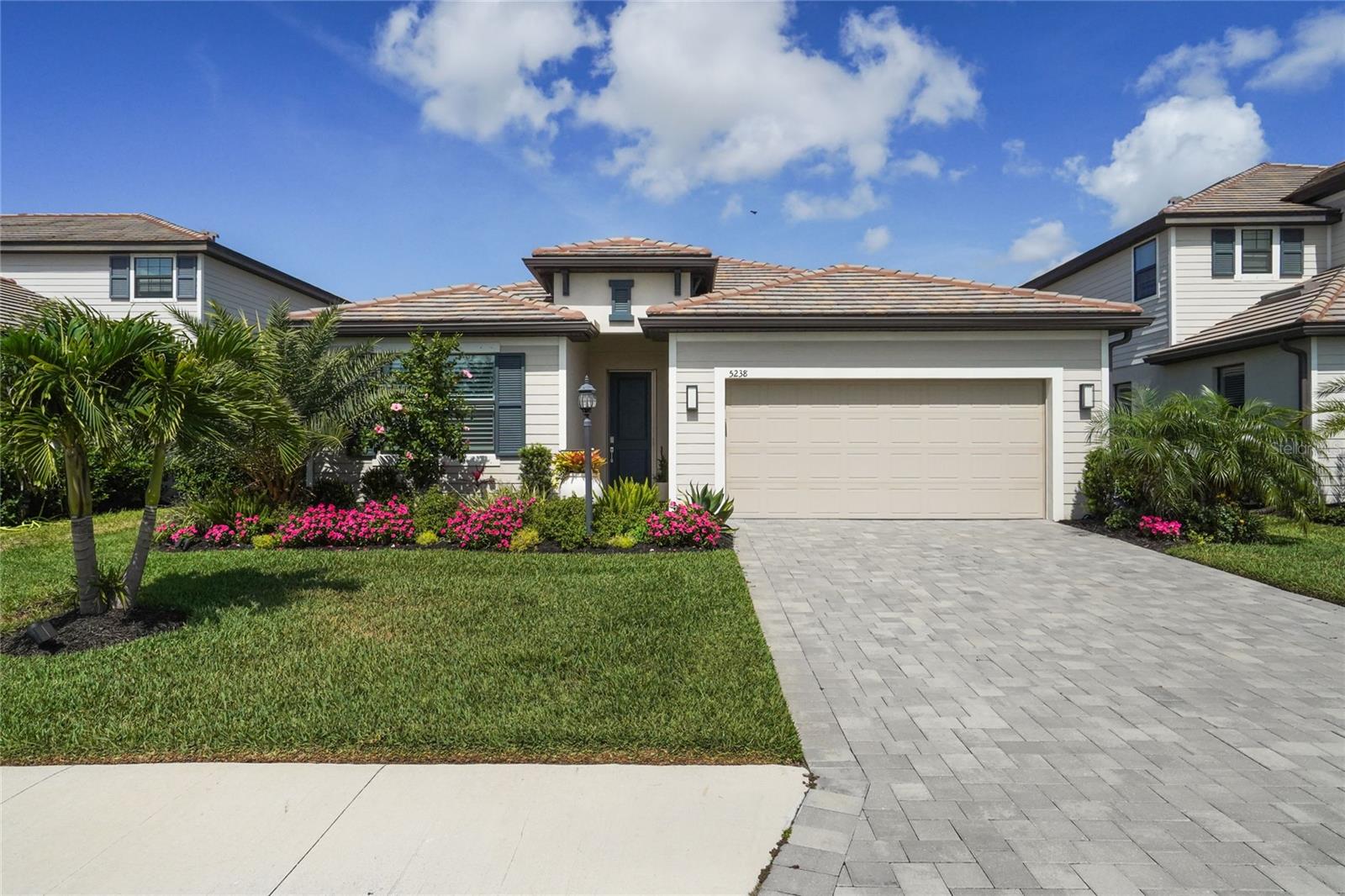 Single Family Residence in BRADENTON, FL - Daniel Dourado