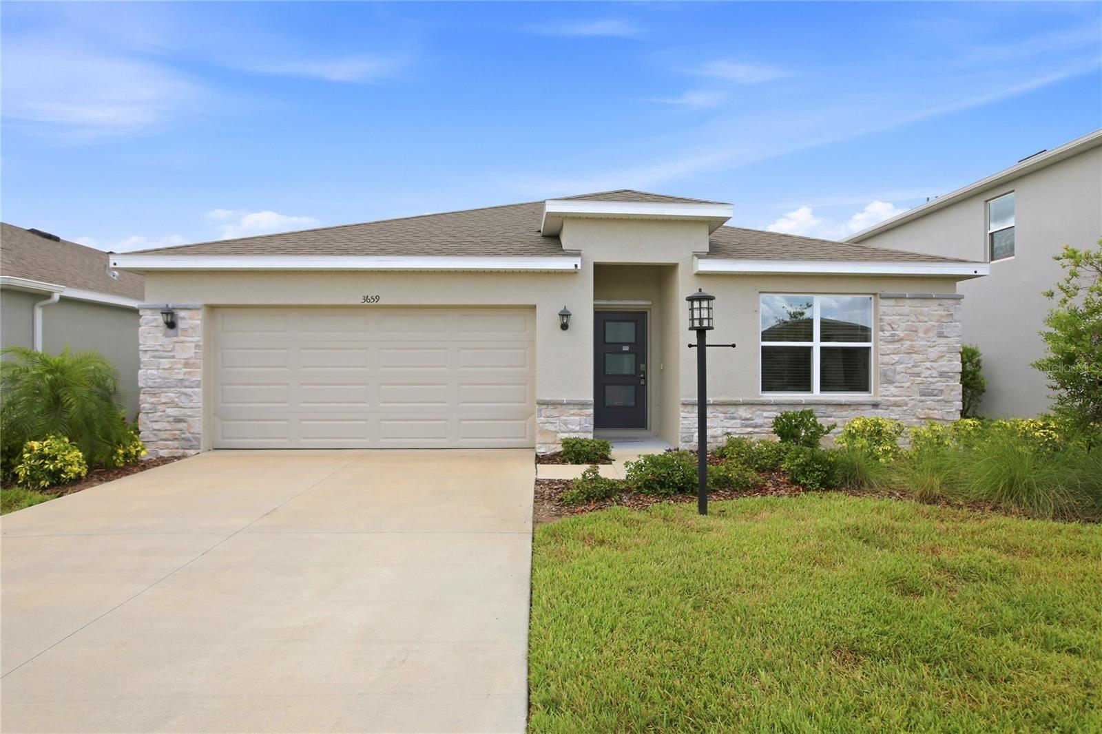 Single Family Residence in BRADENTON, FL - Daniel Dourado