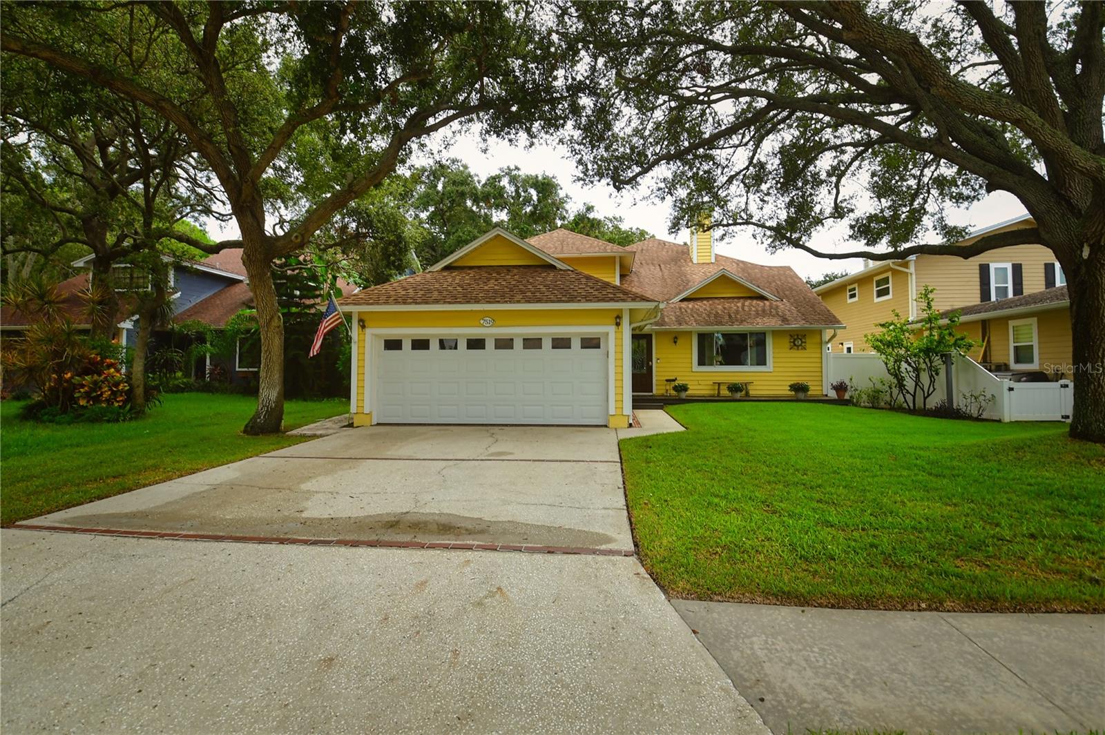 Single Family Residence in SEMINOLE, FL - Daniel Dourado