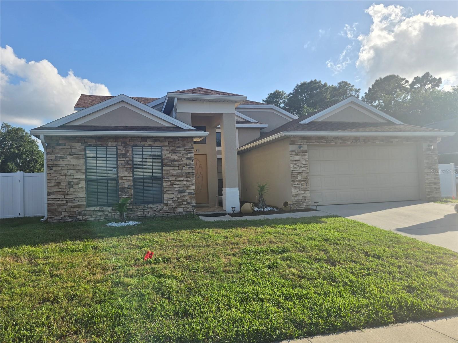 Single Family Residence in OVIEDO, FL - Daniel Dourado