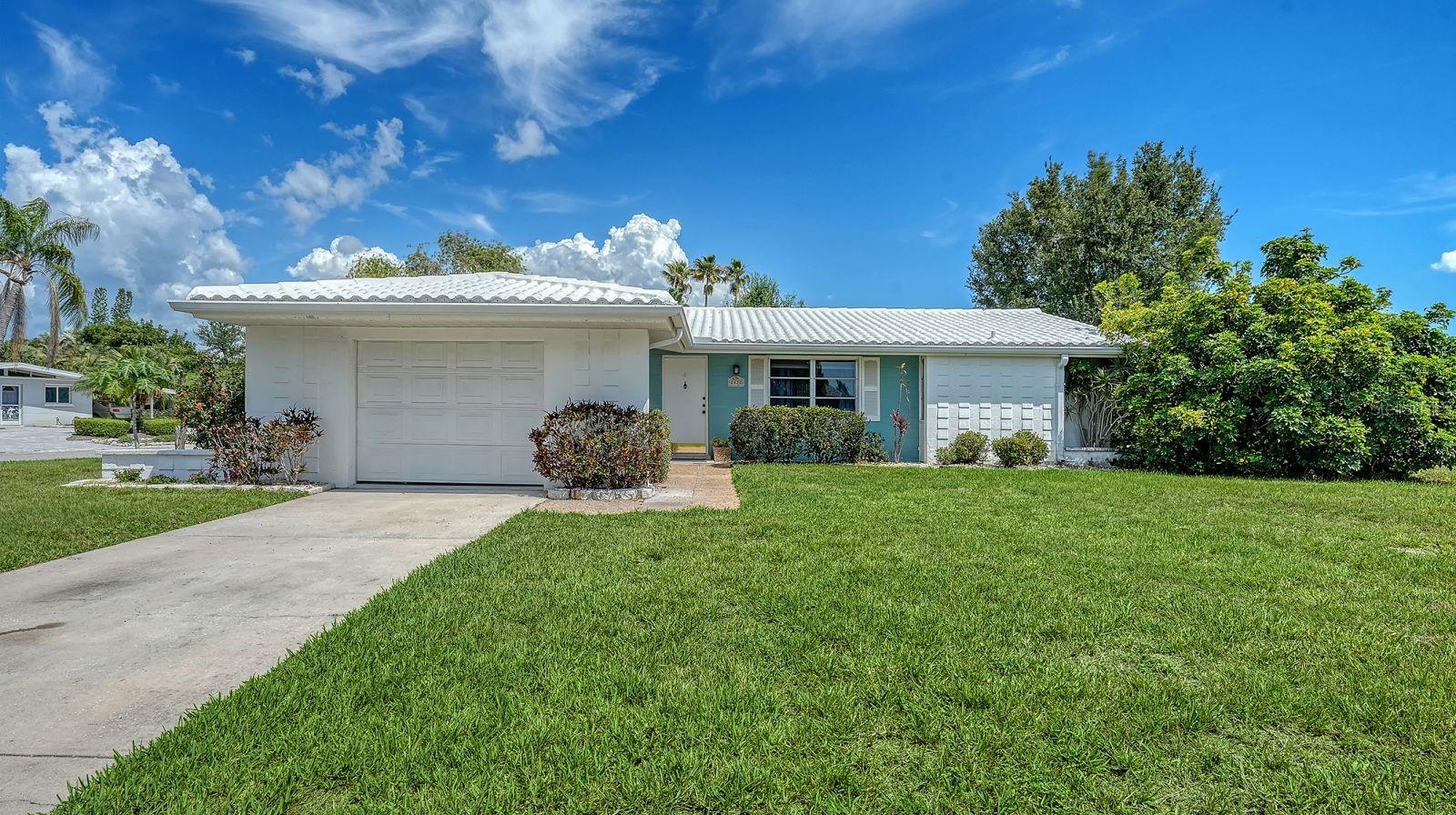 Single Family Residence in SARASOTA, FL - Daniel Dourado