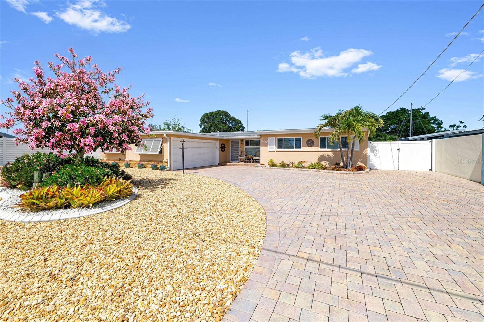 Single Family Residence in BRADENTON, FL - Daniel Dourado