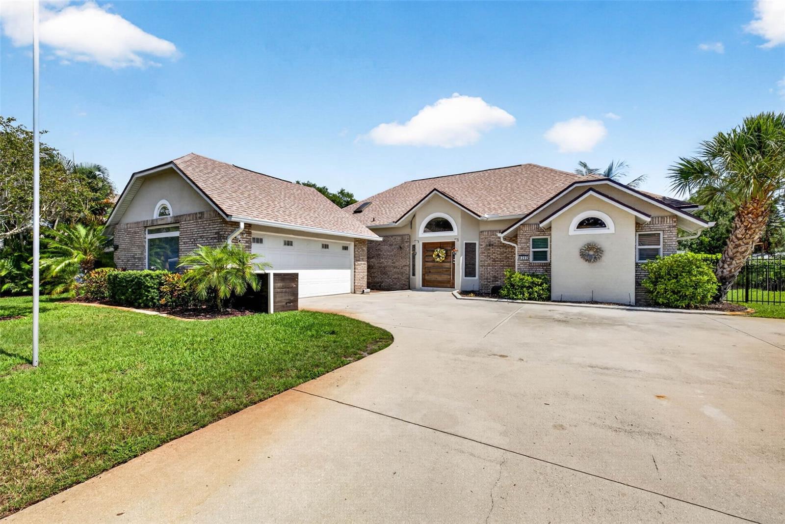 Single Family Residence in SARASOTA, FL - Daniel Dourado