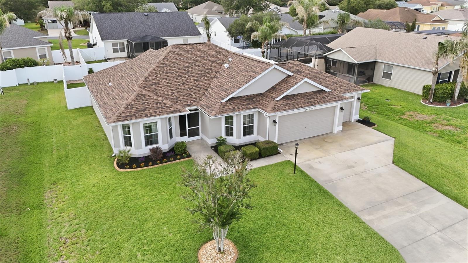 Single Family Residence in OXFORD, FL - Daniel Dourado