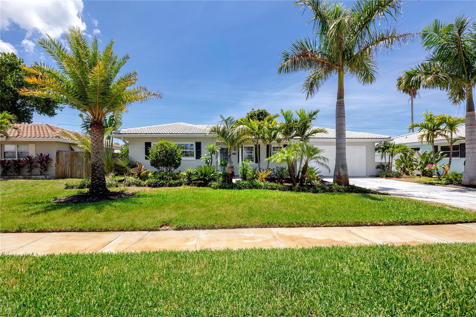Single Family Residence in SEMINOLE, FL - Daniel Dourado