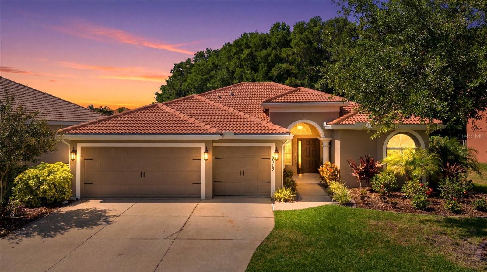 Single Family Residence in BRADENTON, FL - Daniel Dourado