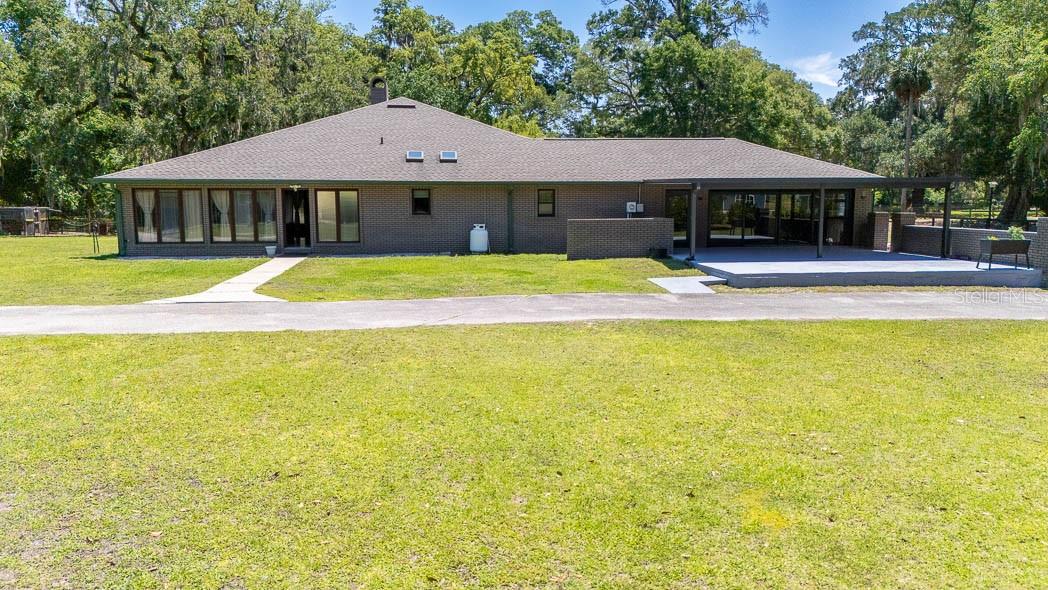 Single Family Residence in OXFORD, FL - Daniel Dourado