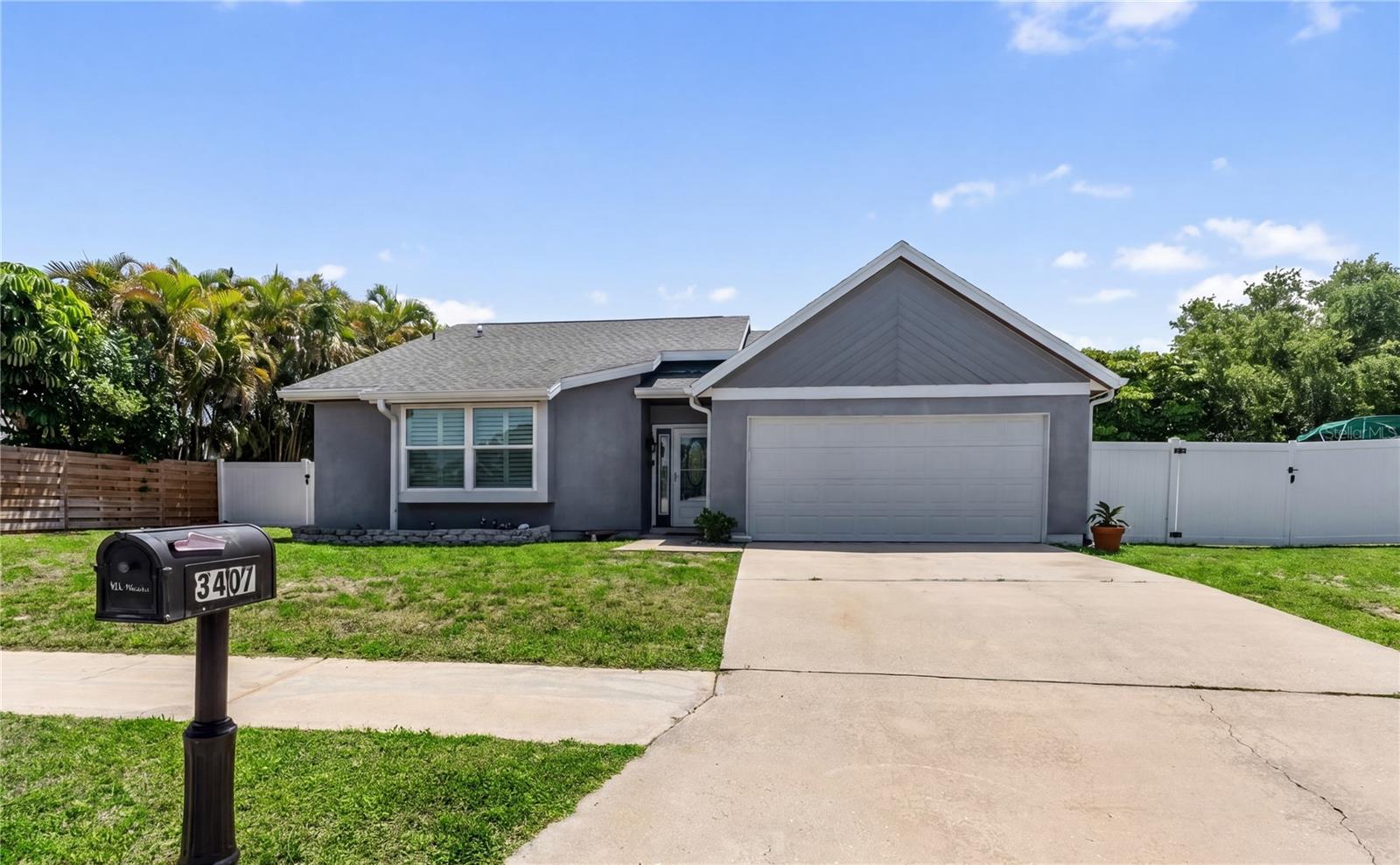 Single Family Residence in BRADENTON, FL - Daniel Dourado