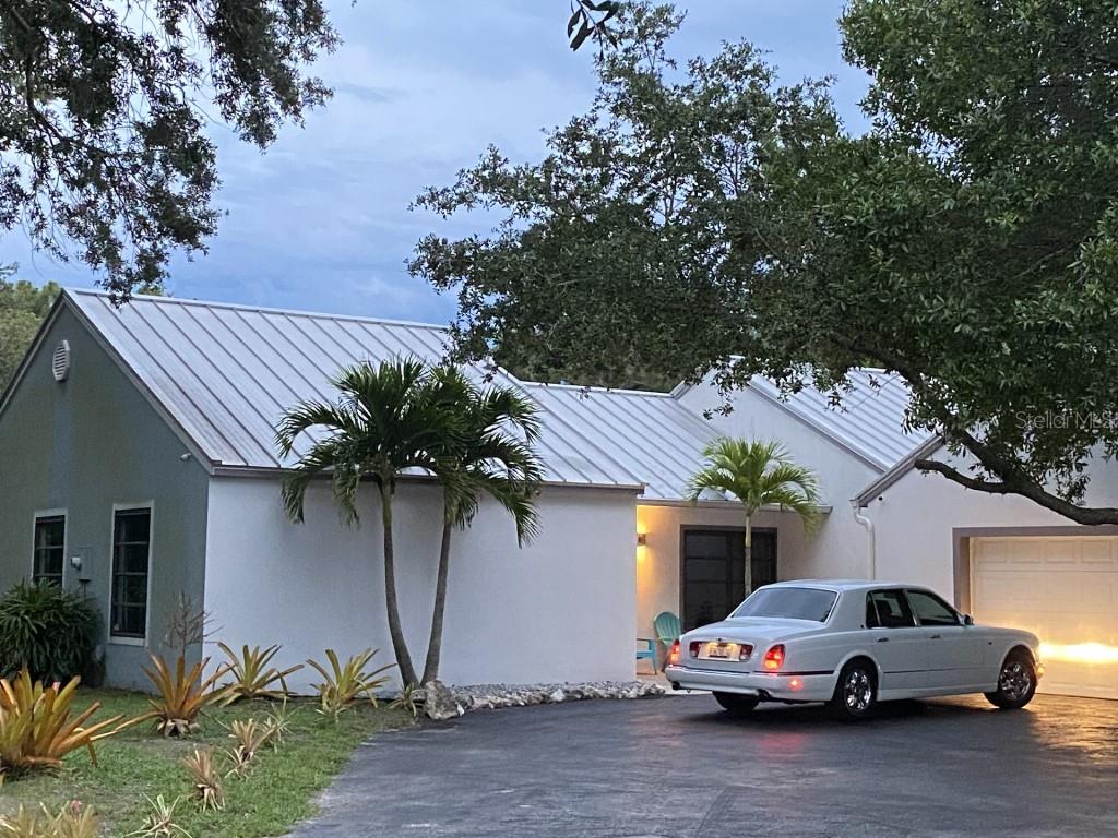 Single Family Residence in SARASOTA, FL - Daniel Dourado