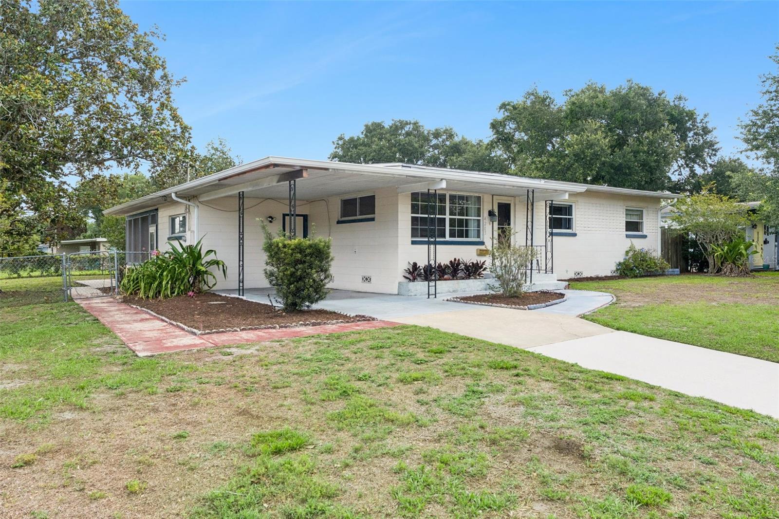 Single Family Residence in ORLANDO, FL - Daniel Dourado