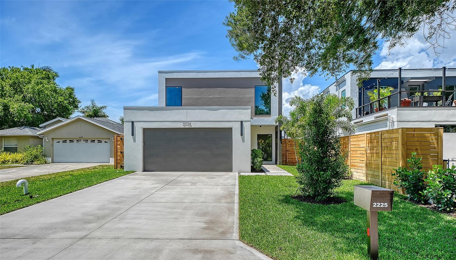 Single Family Residence in SARASOTA, FL - Daniel Dourado