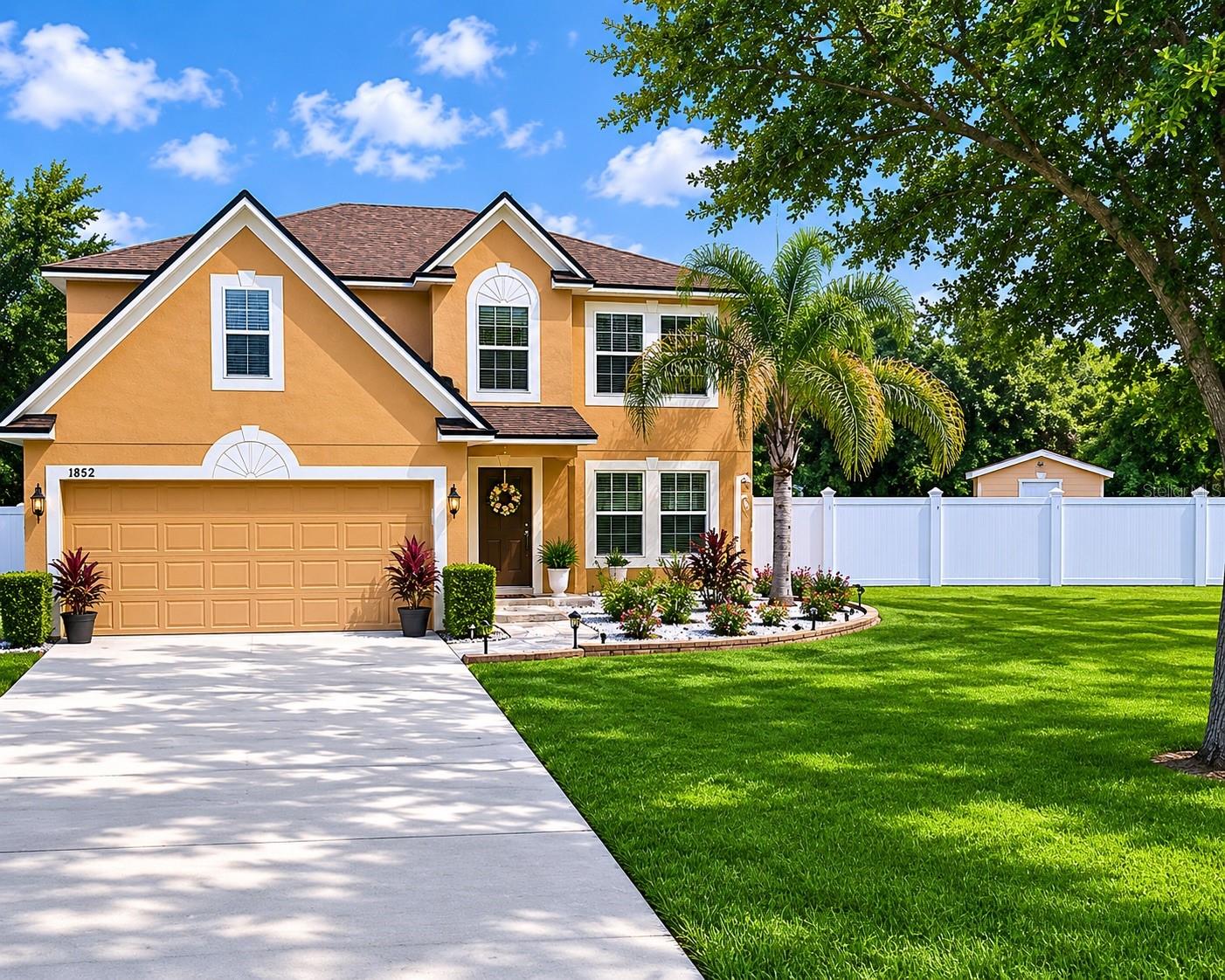 Single Family Residence in MASCOTTE, FL - Daniel Dourado