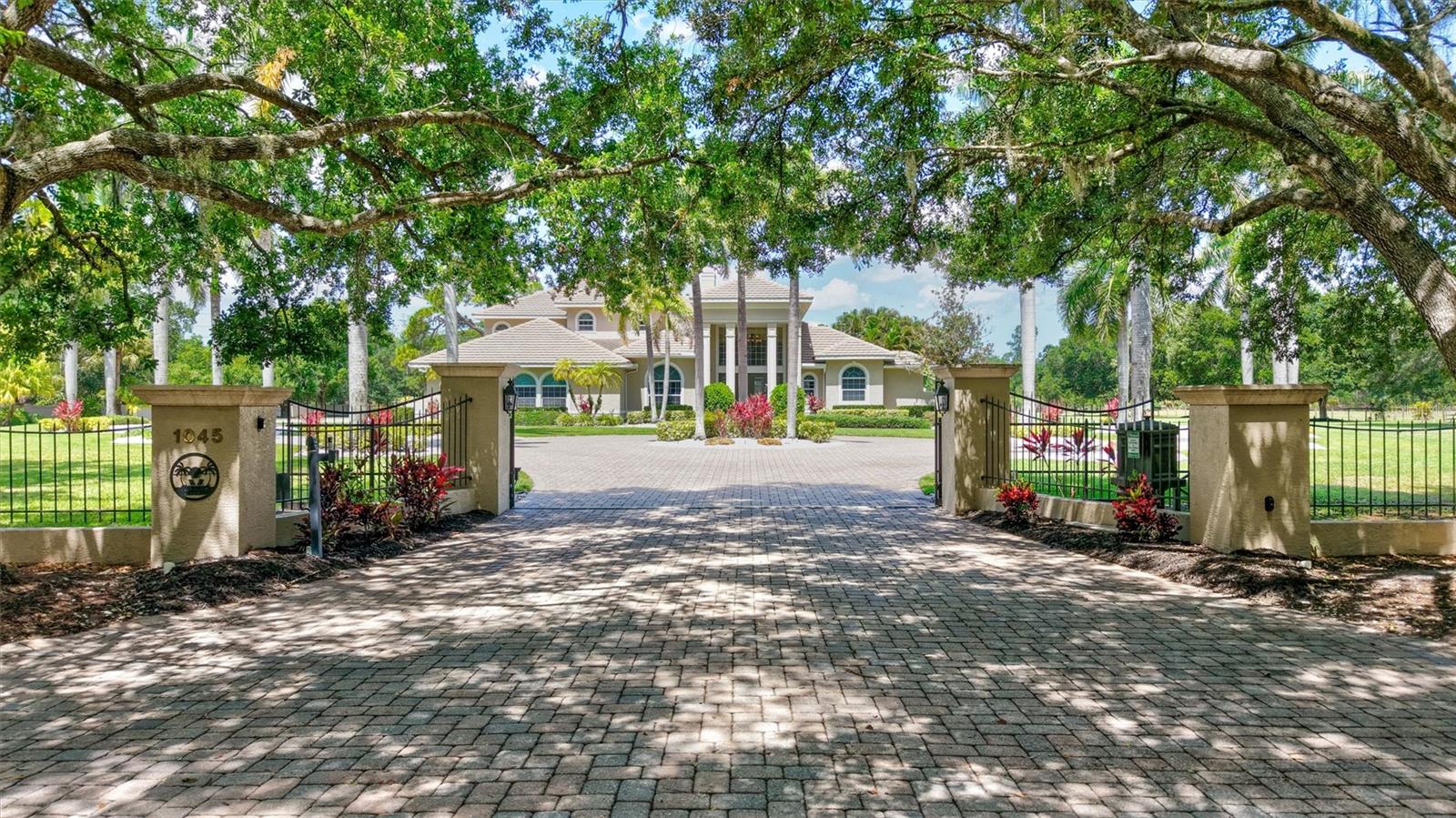Single Family Residence in SARASOTA, FL - Daniel Dourado