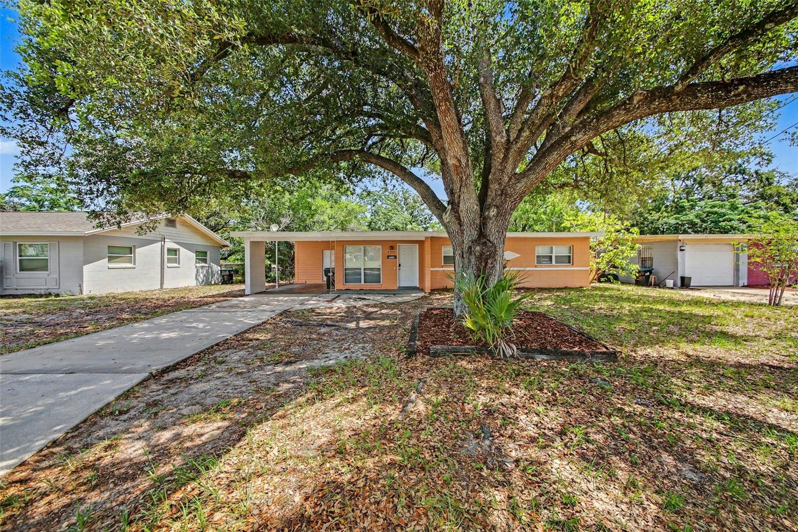 Single Family Residence in ORLANDO, FL - Daniel Dourado