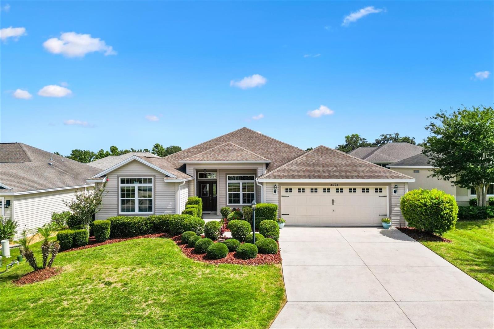 Single Family Residence in OXFORD, FL - Daniel Dourado
