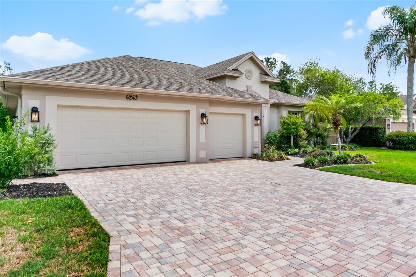Single Family Residence in SARASOTA, FL - Daniel Dourado