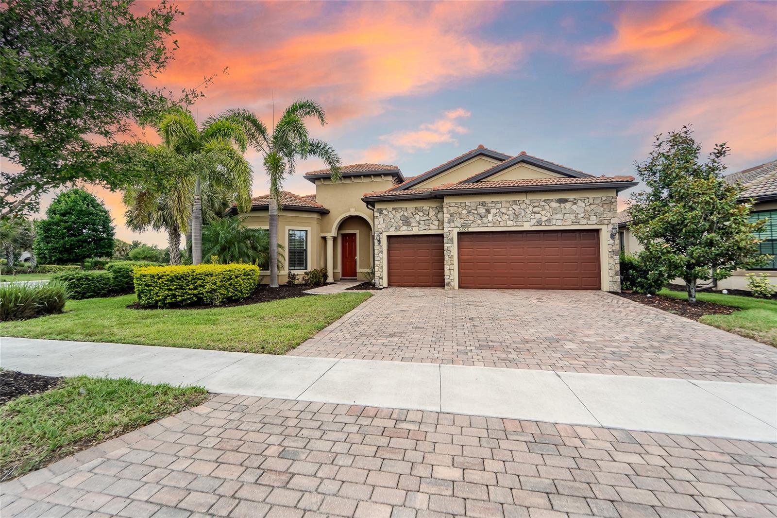 Single Family Residence in SARASOTA, FL - Daniel Dourado