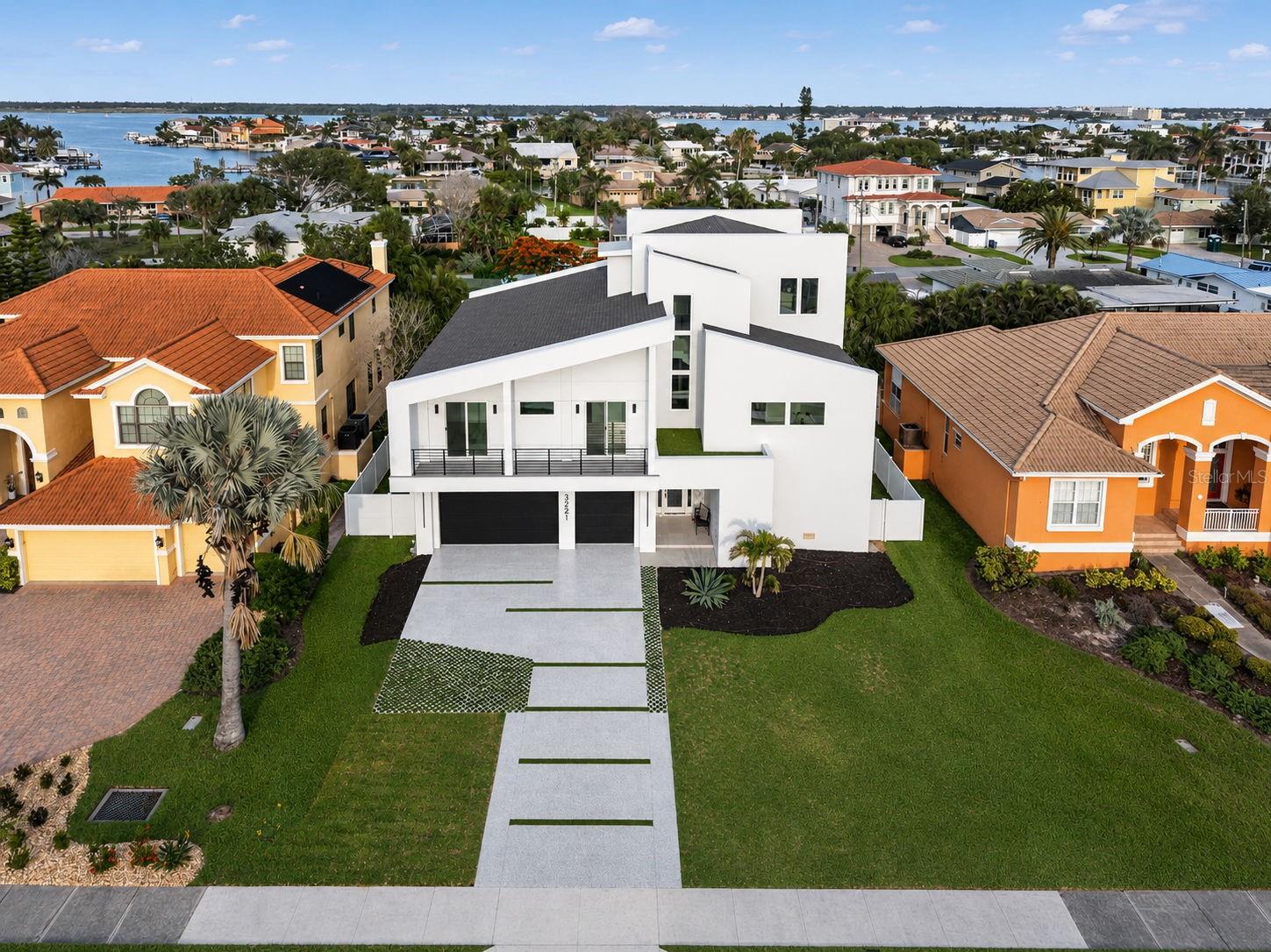 Single Family Residence em BELLEAIR BEACH, FL - Daniel Dourado