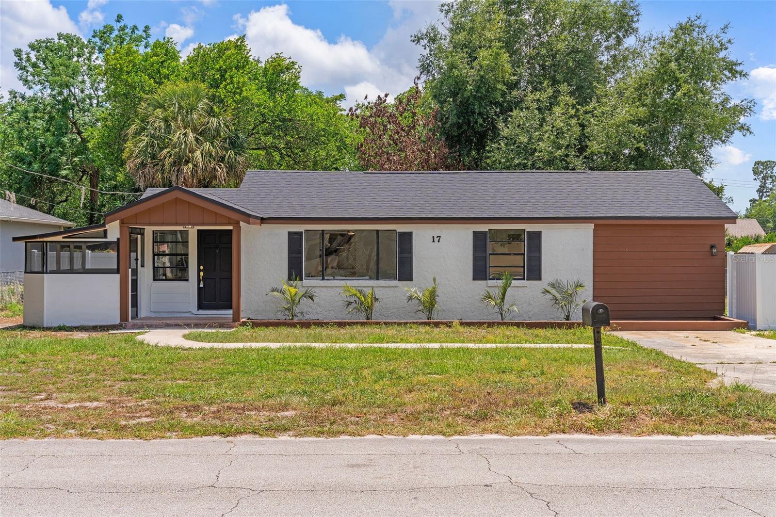 Single Family Residence in DEBARY, FL - Daniel Dourado