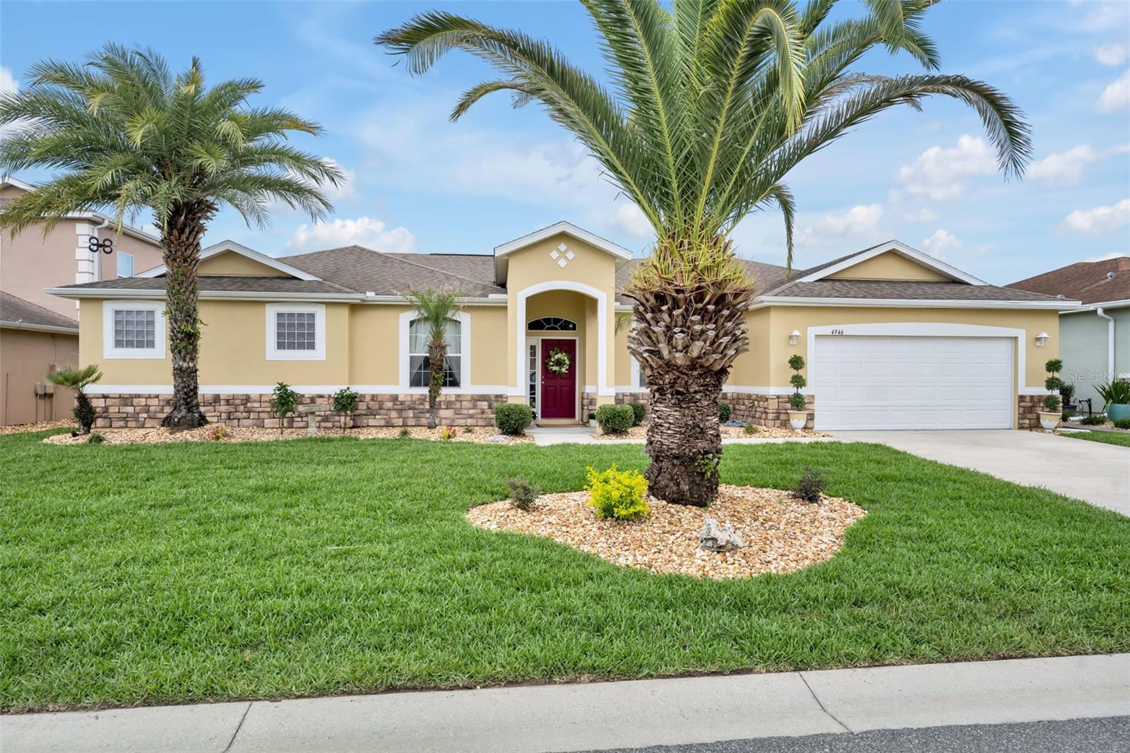 Single Family Residence in OXFORD, FL - Daniel Dourado