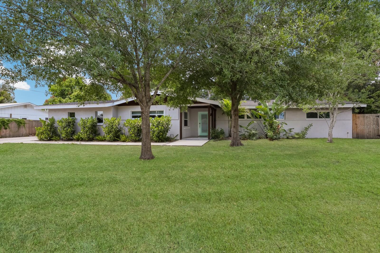 Single Family Residence in SARASOTA, FL - Daniel Dourado
