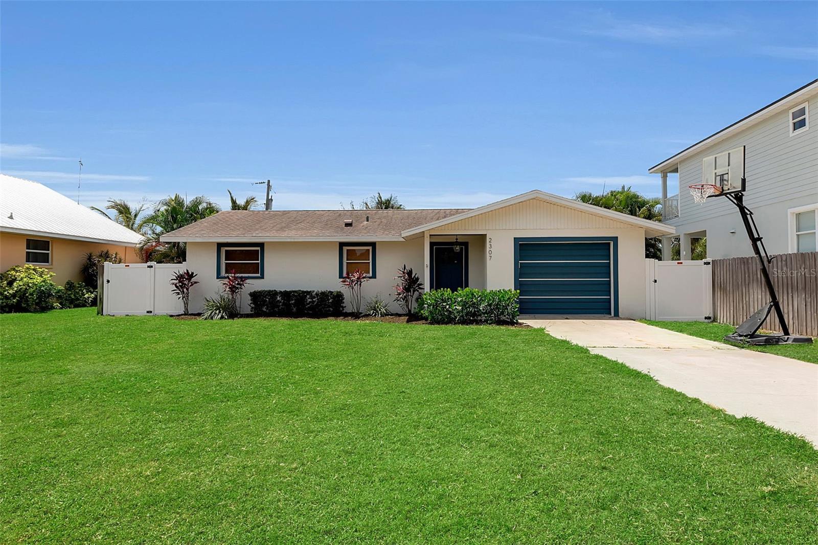 Single Family Residence in PALMETTO, FL - Daniel Dourado