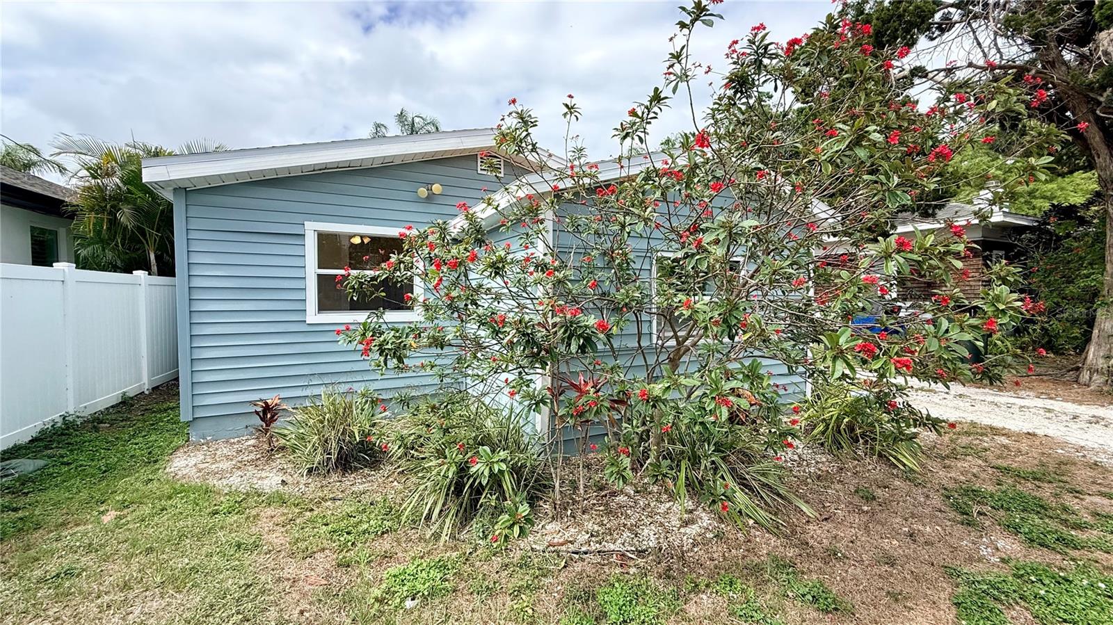 Single Family Residence in LARGO, FL - Daniel Dourado