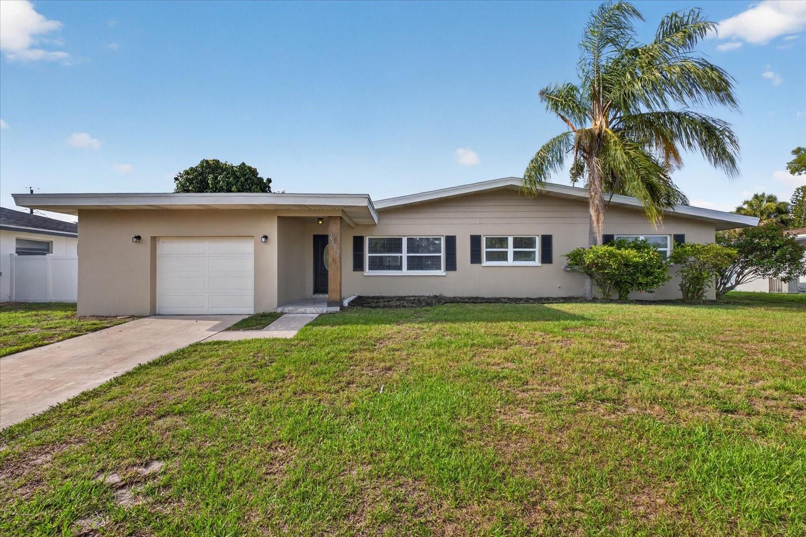 Single Family Residence em BELLEAIR BLUFFS, FL - Daniel Dourado