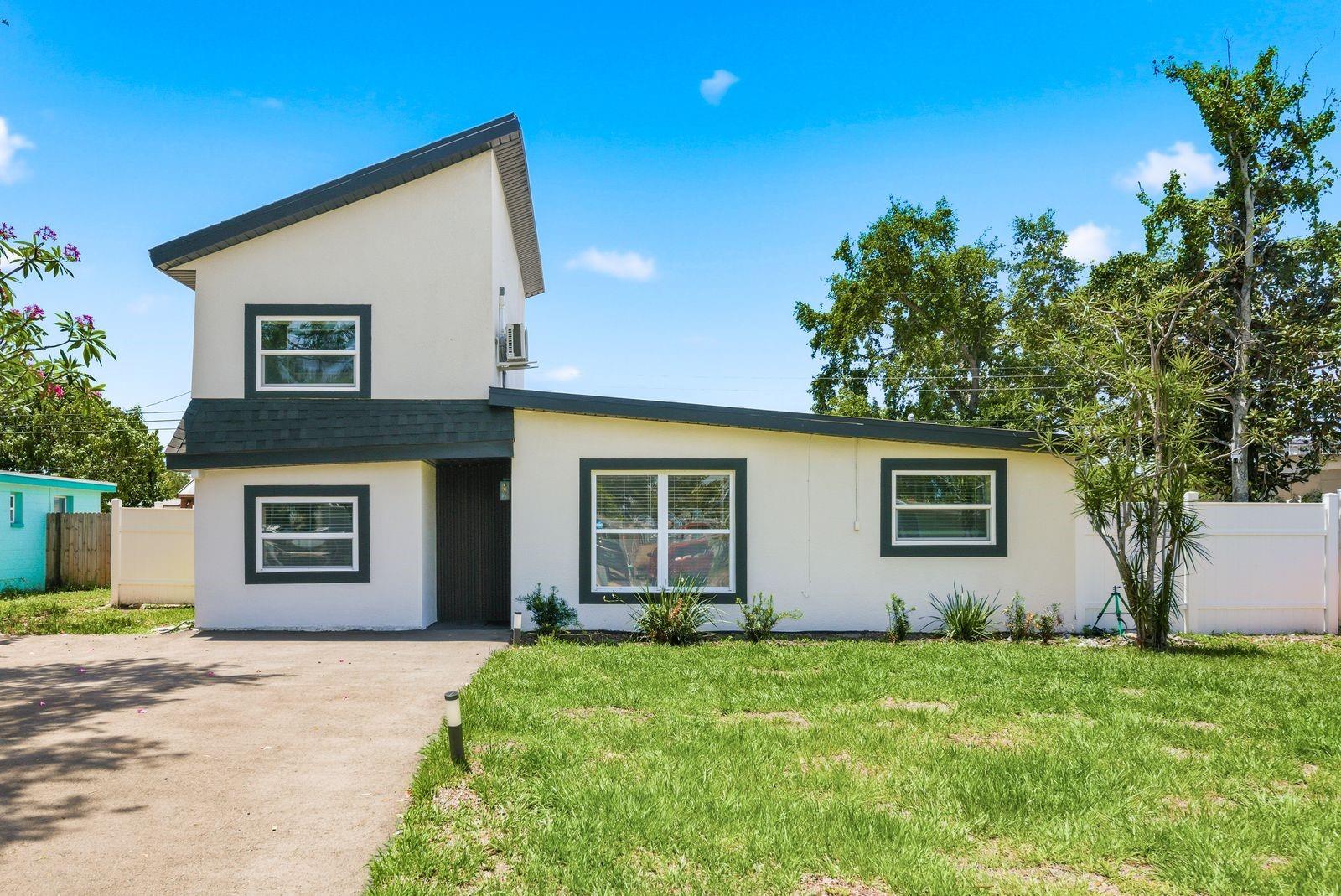 Single Family Residence in SEMINOLE, FL - Daniel Dourado