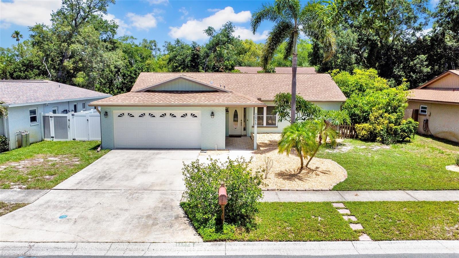 Single Family Residence in SEMINOLE, FL - Daniel Dourado