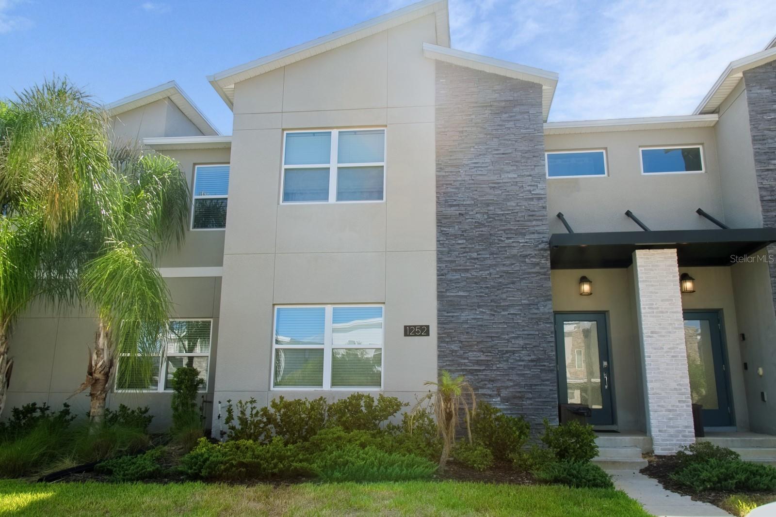 Townhouse in CHAMPIONS GATE, FL - Daniel Dourado
