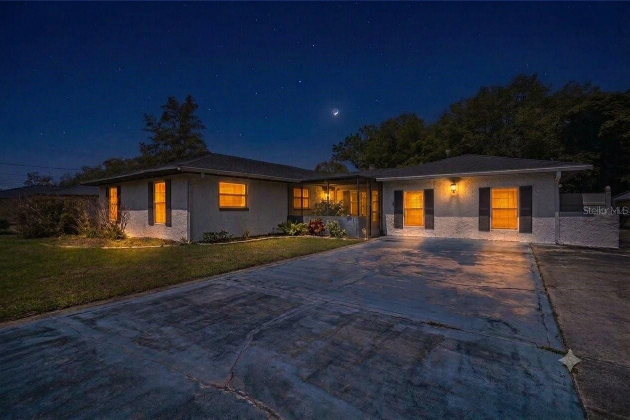Single Family Residence in OVIEDO, FL - Daniel Dourado