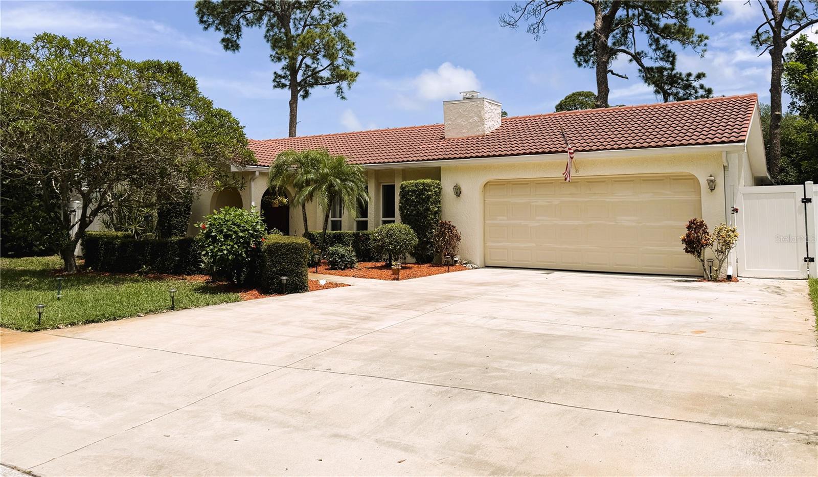 Single Family Residence in SEMINOLE, FL - Daniel Dourado